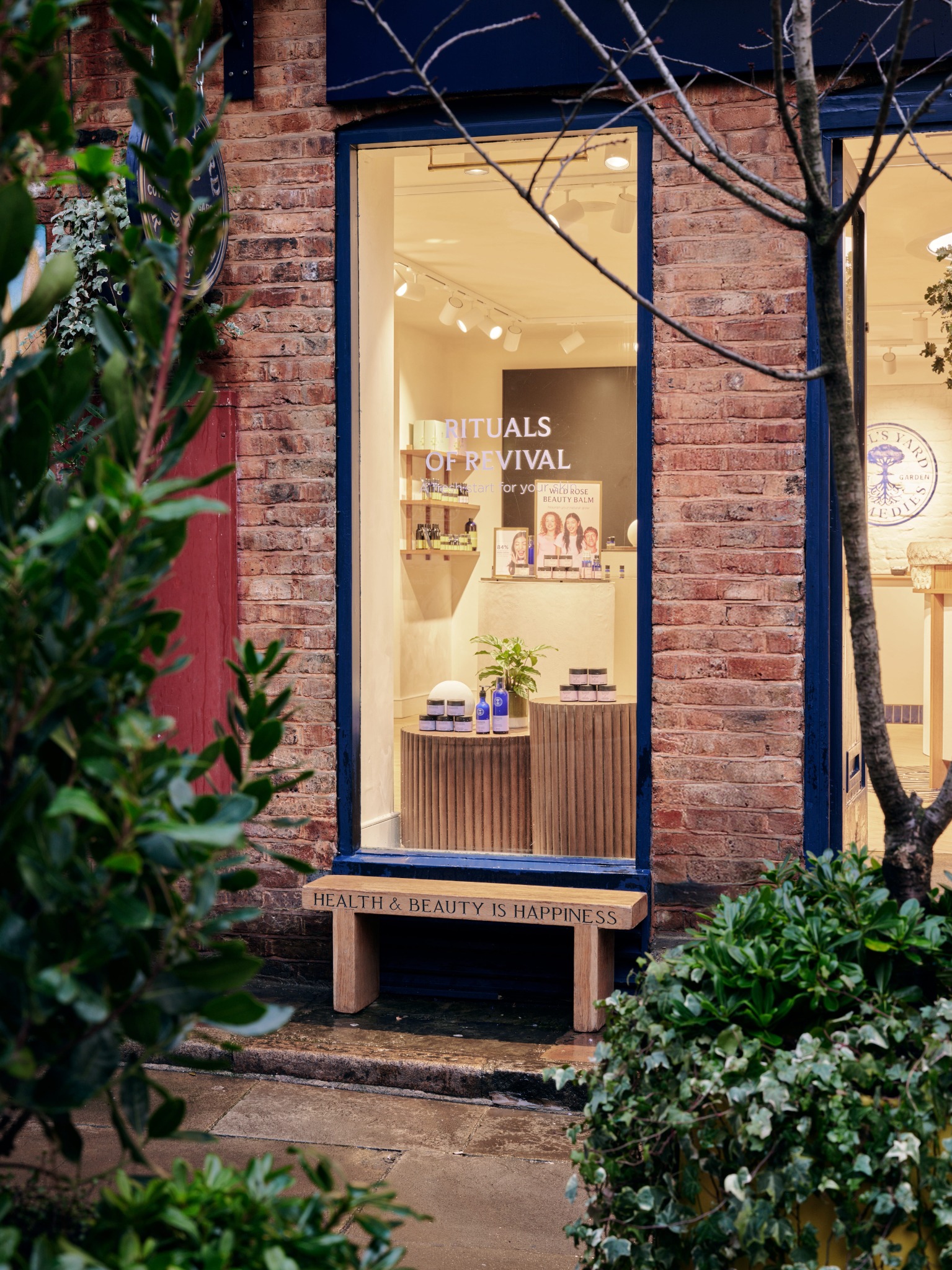 Neal’s Yard Remedies flagship store design detail 3